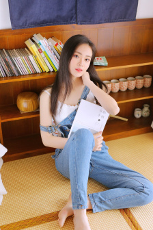 公交车上的萌萌妹子